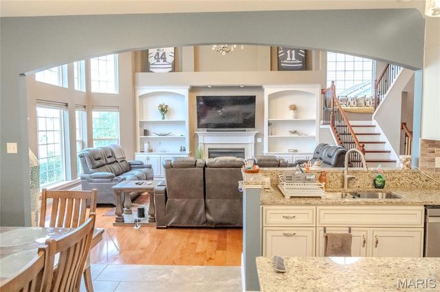 979 Bentley Park Circle, O'fallon, MO 63368