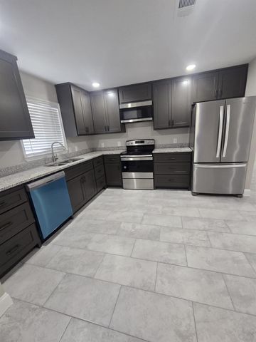 422 West Street, Stafford, TX 77477