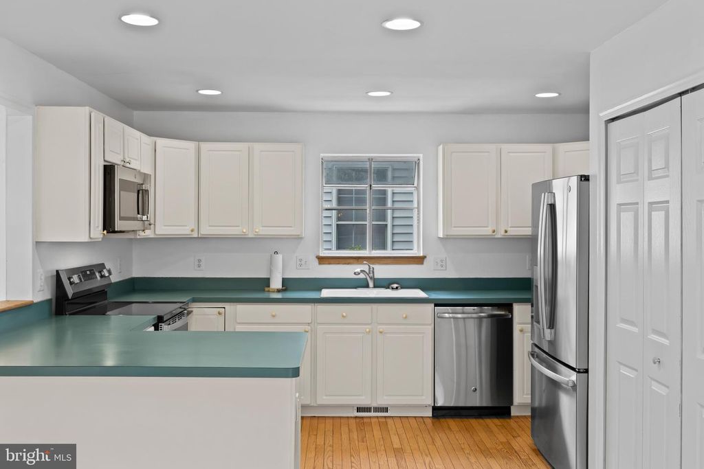 Image 10 of property listing at 3530 SHADY DR, Edgewater, MD 21037