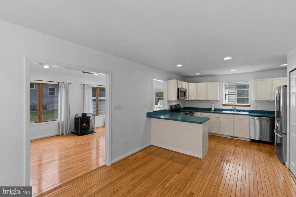 Image 11 of property listing at 3530 SHADY DR, Edgewater, MD 21037