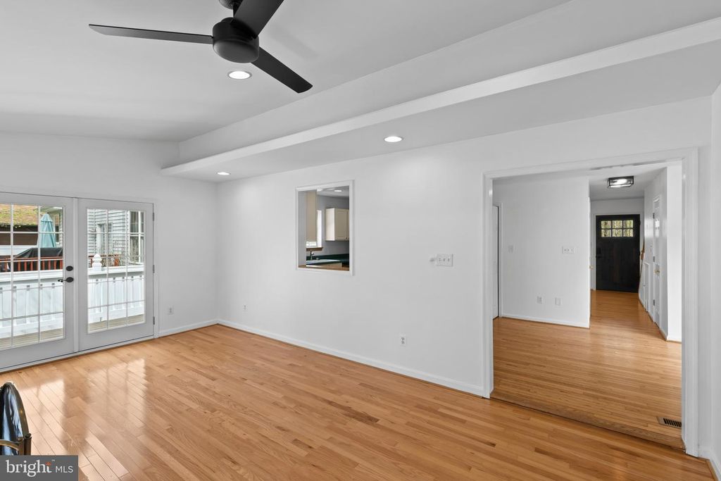 Image 12 of property listing at 3530 SHADY DR, Edgewater, MD 21037