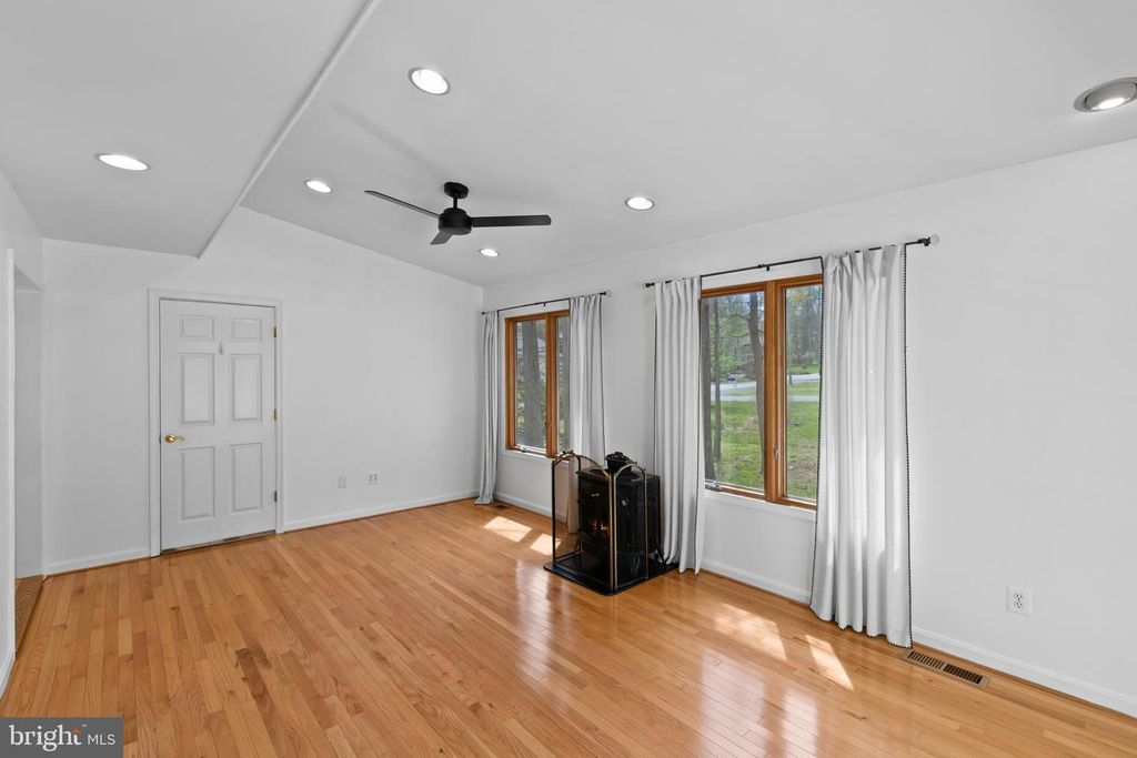 Image 13 of property listing at 3530 SHADY DR, Edgewater, MD 21037