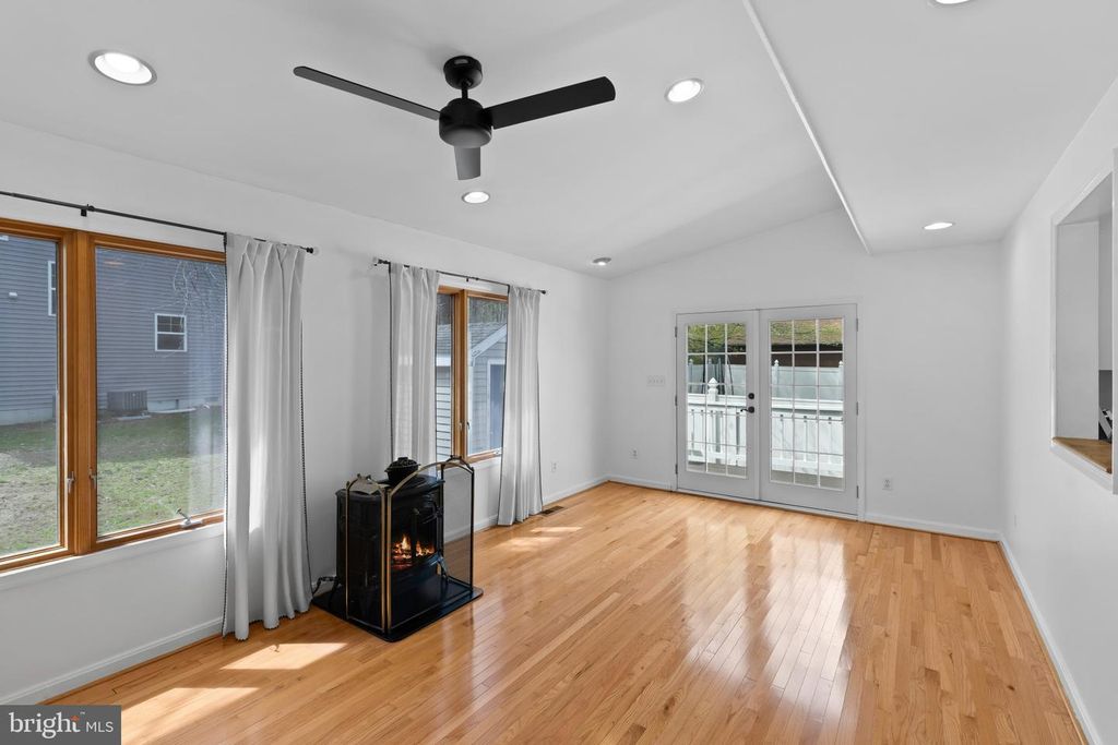 Image 14 of property listing at 3530 SHADY DR, Edgewater, MD 21037