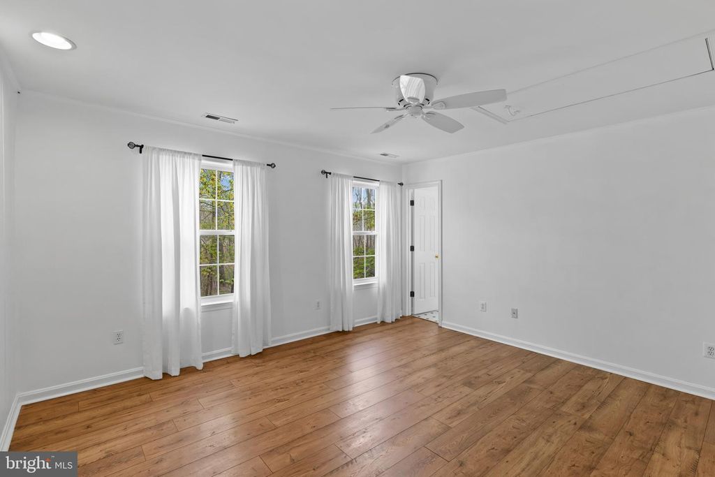 Image 15 of property listing at 3530 SHADY DR, Edgewater, MD 21037