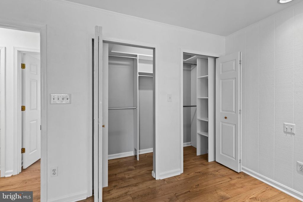 Image 17 of property listing at 3530 SHADY DR, Edgewater, MD 21037