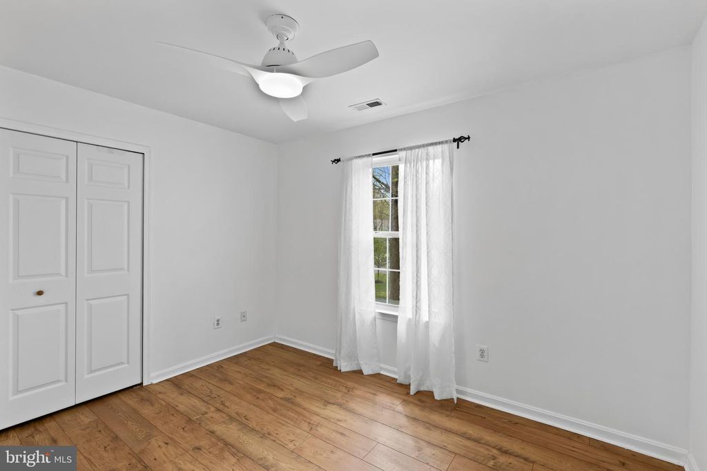 Image 18 of property listing at 3530 SHADY DR, Edgewater, MD 21037