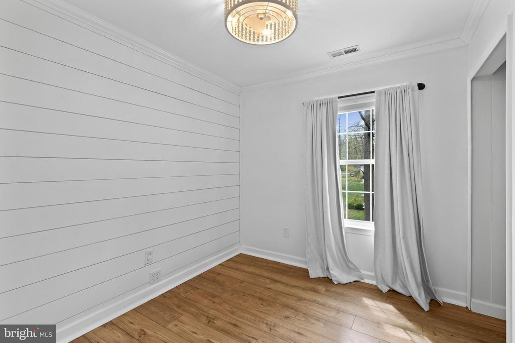 Image 20 of property listing at 3530 SHADY DR, Edgewater, MD 21037