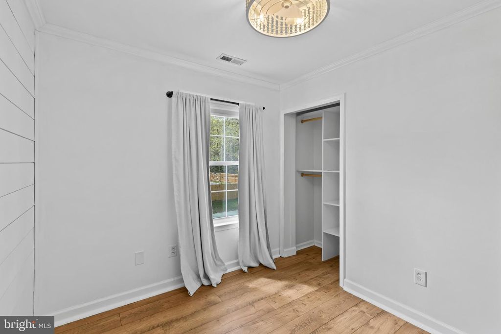 Image 22 of property listing at 3530 SHADY DR, Edgewater, MD 21037