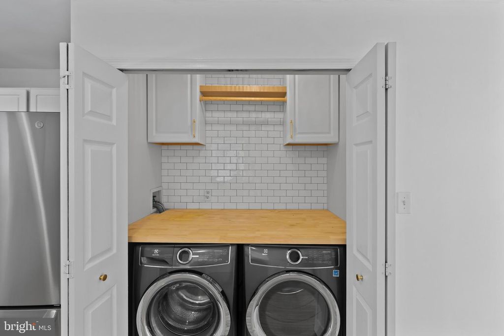 Image 23 of property listing at 3530 SHADY DR, Edgewater, MD 21037