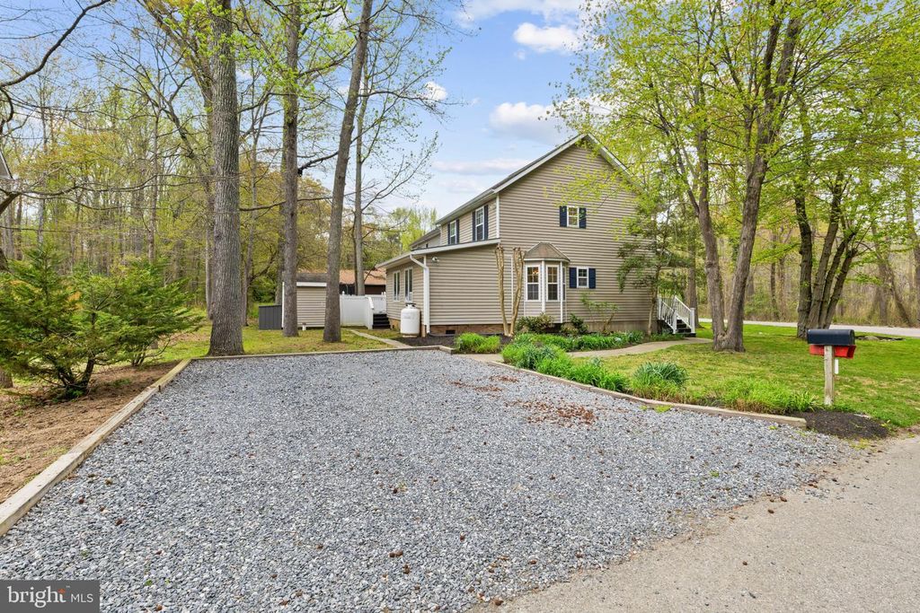 Image 24 of property listing at 3530 SHADY DR, Edgewater, MD 21037