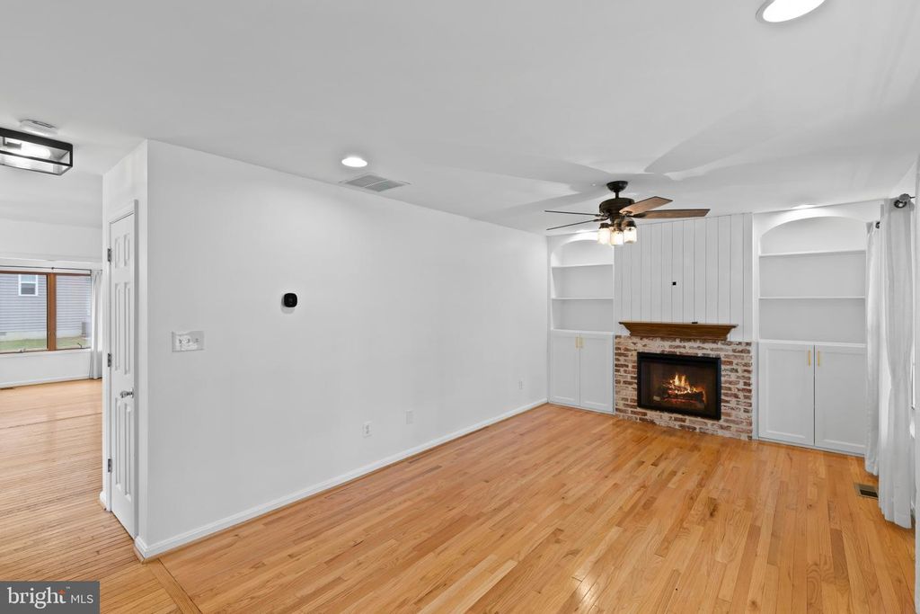 Image 4 of property listing at 3530 SHADY DR, Edgewater, MD 21037