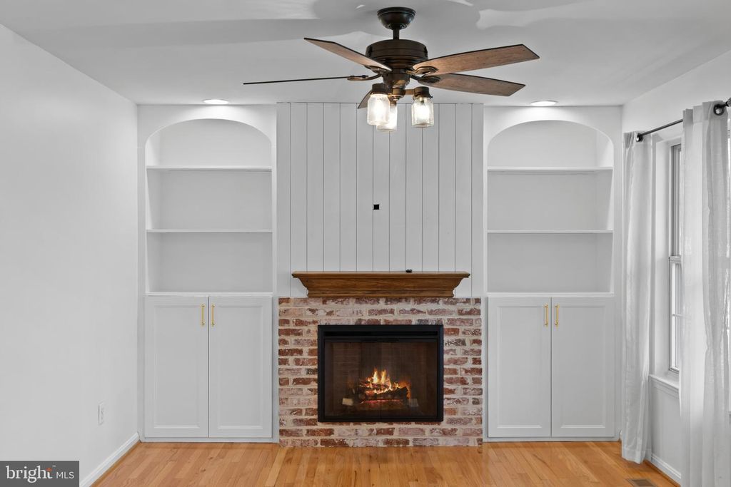 Image 5 of property listing at 3530 SHADY DR, Edgewater, MD 21037