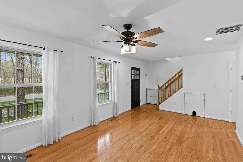 Image 6 of property listing at 3530 SHADY DR, Edgewater, MD 21037