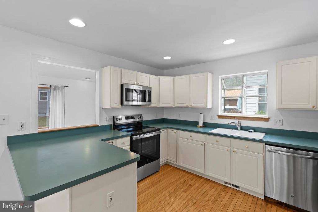 Image 8 of property listing at 3530 SHADY DR, Edgewater, MD 21037