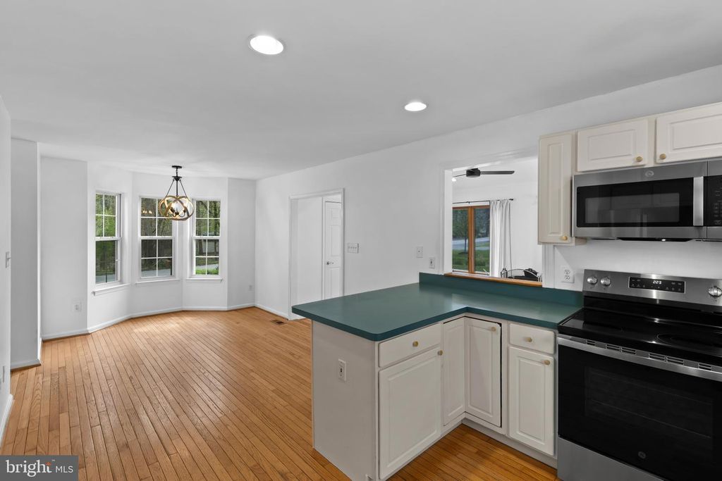 Image 9 of property listing at 3530 SHADY DR, Edgewater, MD 21037