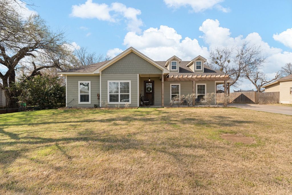 401 N Cleburne Whitney Road, Rio Vista, TX 76093