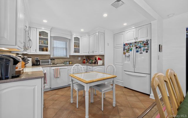 375 Peninsula Boulevard, Lynbrook, NY 11563