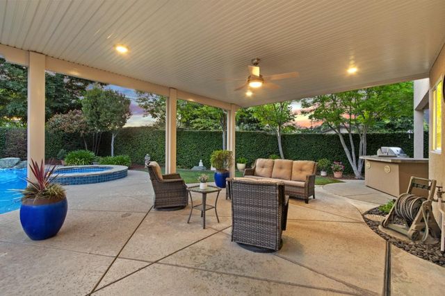 5500 Tierra Gardens Ln, Carmichael, CA 95608