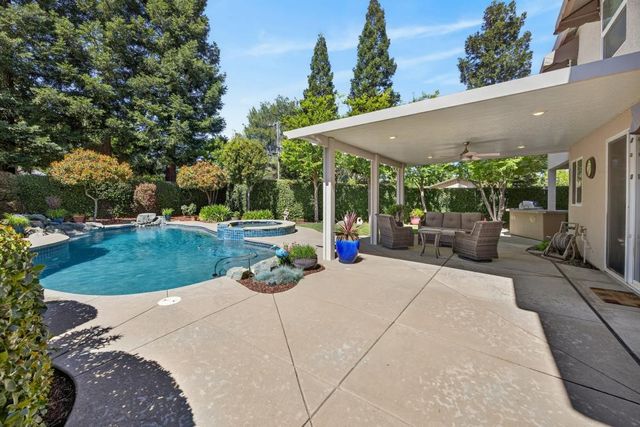 5500 Tierra Gardens Ln, Carmichael, CA 95608