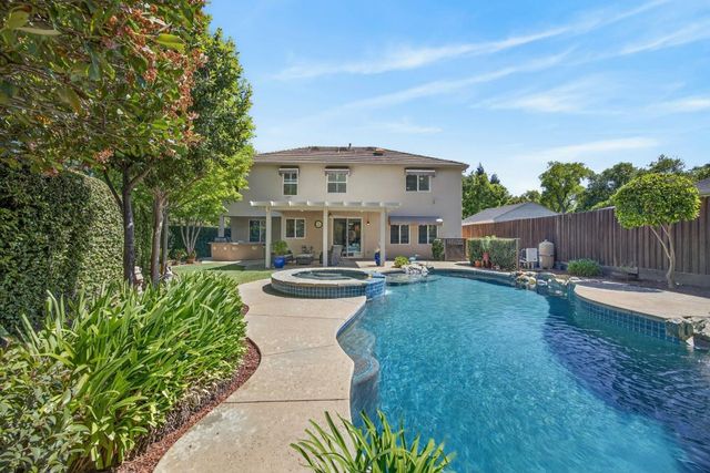 5500 Tierra Gardens Ln, Carmichael, CA 95608