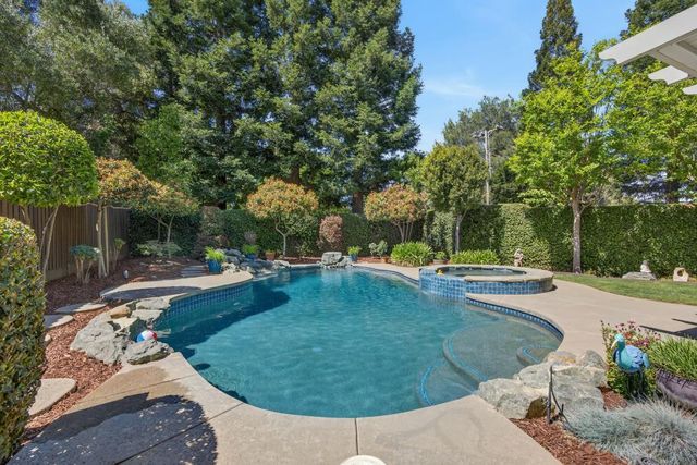 5500 Tierra Gardens Ln, Carmichael, CA 95608