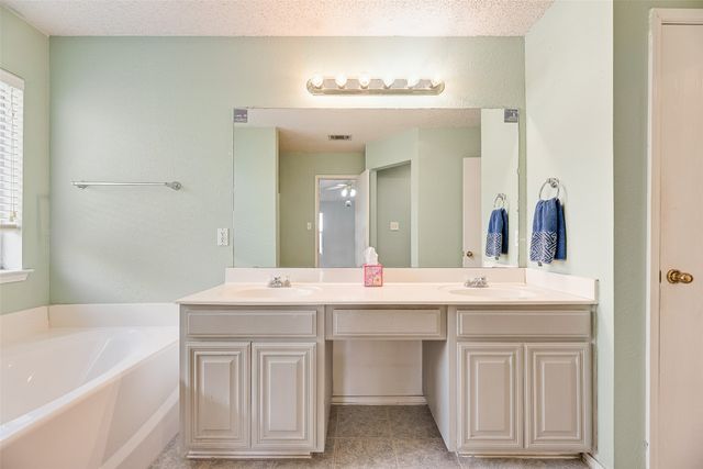 637 Manchester Drive, Mansfield, TX 76063