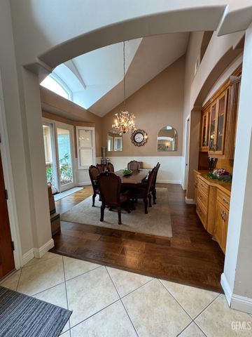 15507 Casa Club Drive, Bakersfield, CA 93306