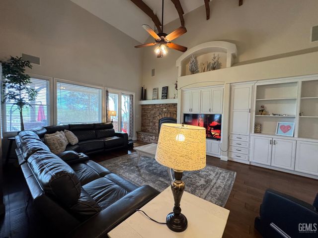 15507 Casa Club Drive, Bakersfield, CA 93306