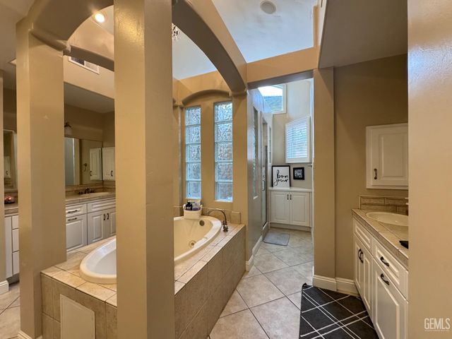 15507 Casa Club Drive, Bakersfield, CA 93306