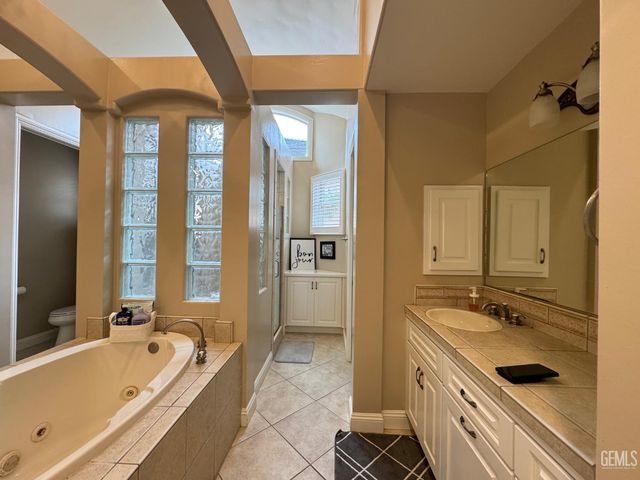 15507 Casa Club Drive, Bakersfield, CA 93306