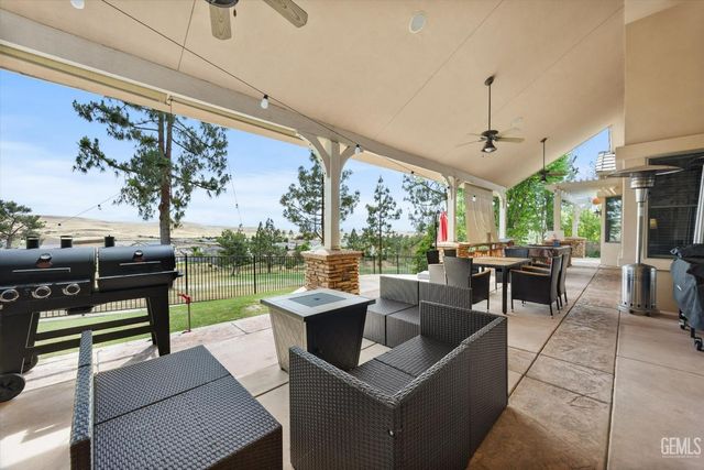 15507 Casa Club Drive, Bakersfield, CA 93306