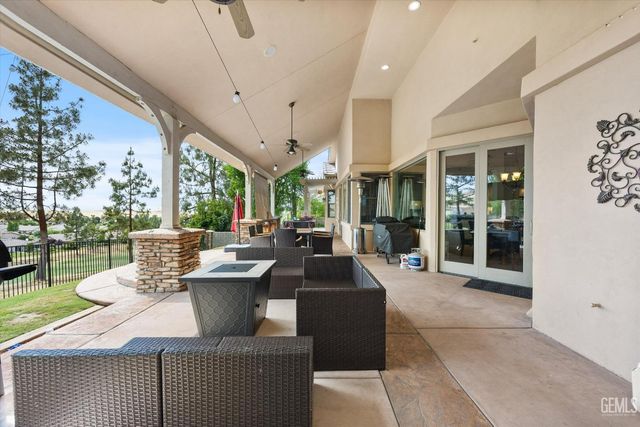 15507 Casa Club Drive, Bakersfield, CA 93306