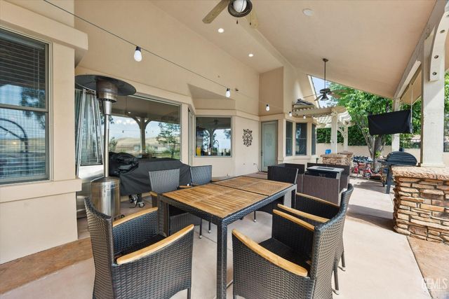 15507 Casa Club Drive, Bakersfield, CA 93306