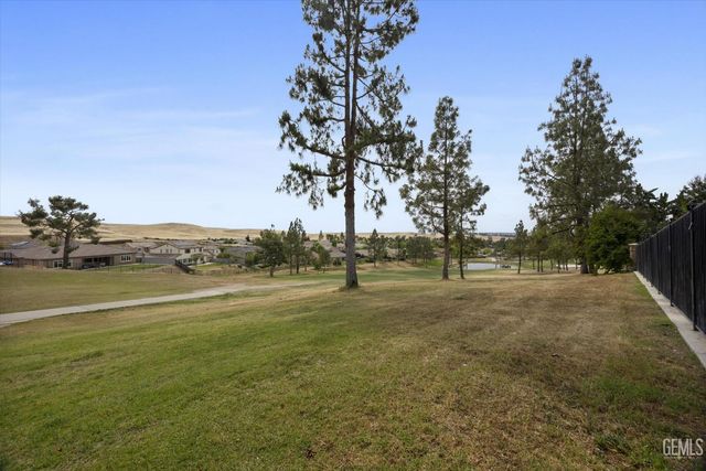 15507 Casa Club Drive, Bakersfield, CA 93306