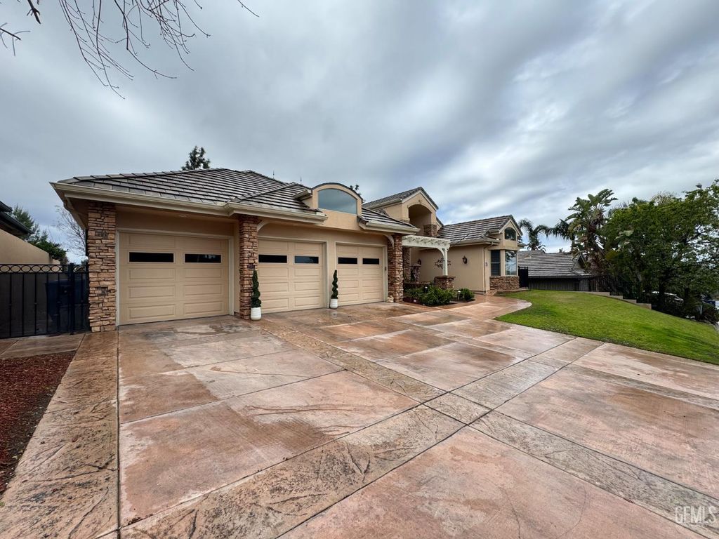 15507 Casa Club Drive, Bakersfield, CA 93306