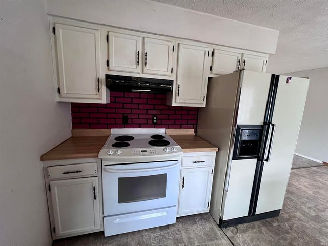 240 & 242 W Main Street, Ellettsville, IN 47429