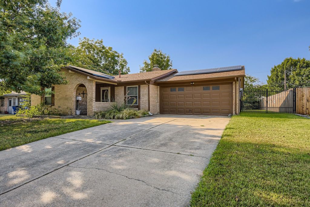 620 E Glendale Street, Crowley, TX 76036