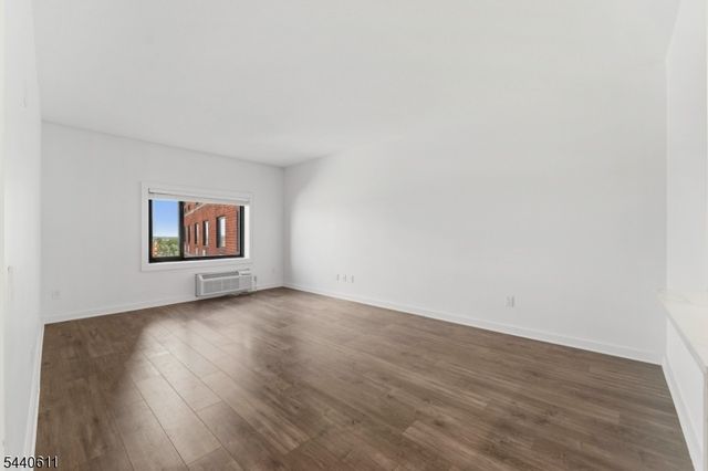 1 Carriage City Plz 807, Rahway City, NJ 07065