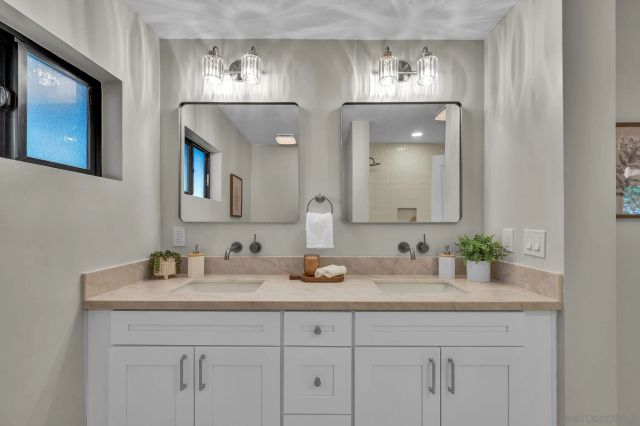 4360 Helix Canyon Dr, La Mesa, CA 91941