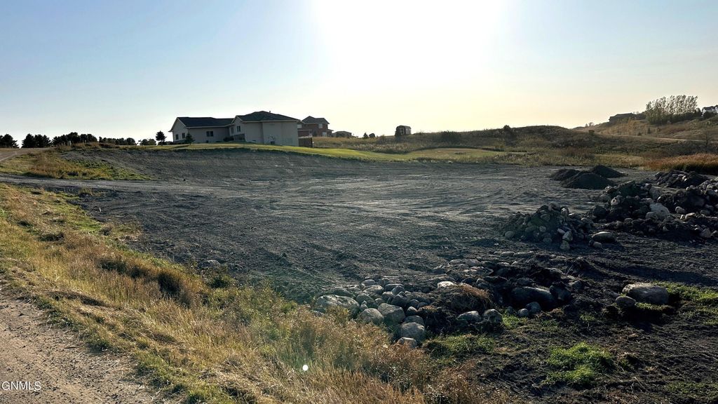 3053 E Lakeside Road, Jamestown, ND 58401 photo 3