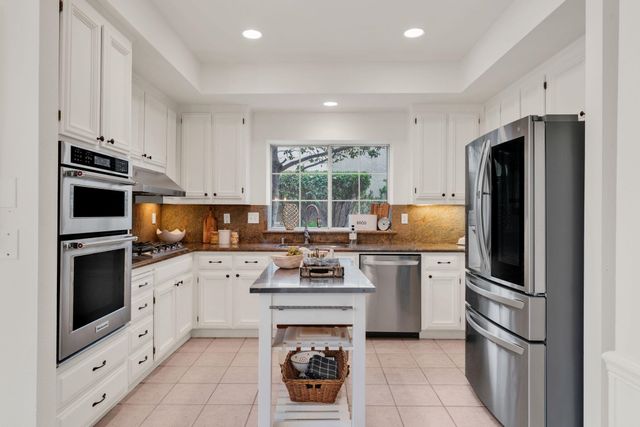 690 Glasgow Cir, Danville, CA 94526