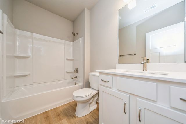 10123 NW 68th Avenue, Johnston, IA 50131