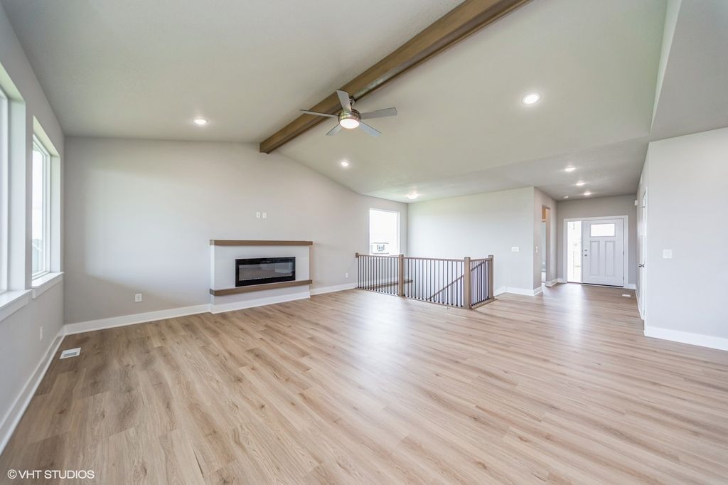 10123 NW 68th Avenue, Johnston, IA 50131