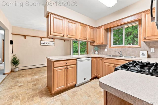 25 E Oakwood Road, Oxford Charter Township, MI 48371