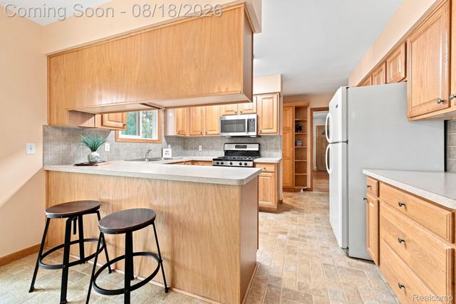 25 E Oakwood Road, Oxford Charter Township, MI 48371