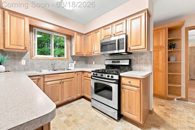 25 E Oakwood Road, Oxford Charter Township, MI 48371