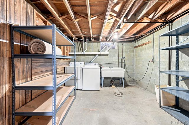 25 E Oakwood Road, Oxford Charter Township, MI 48371
