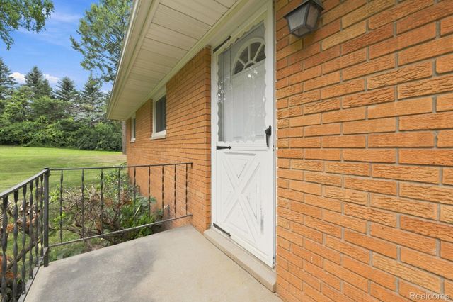 25 E Oakwood Road, Oxford Charter Township, MI 48371