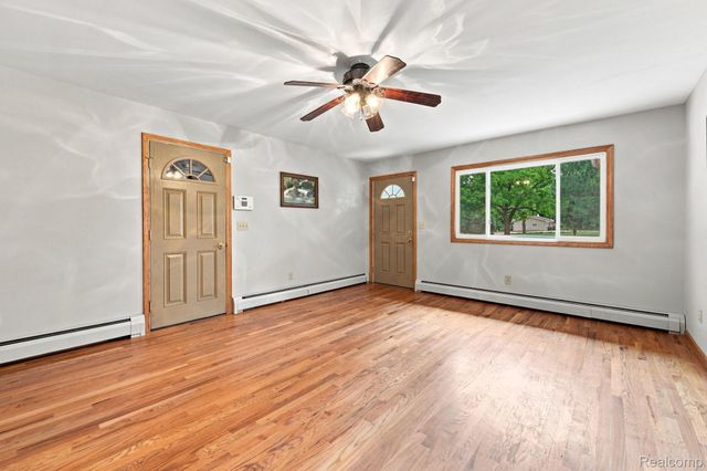 25 E Oakwood Road, Oxford Charter Township, MI 48371