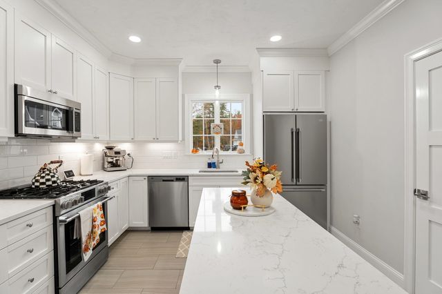3 Kibrel Court, Sandown, NH 03873